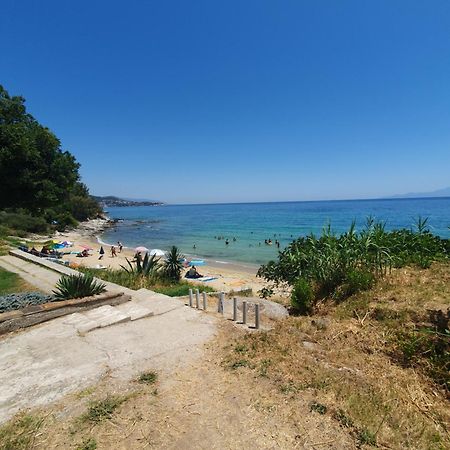 Riviera Penthouse Apartment Palaiontsiflikion Bagian luar foto