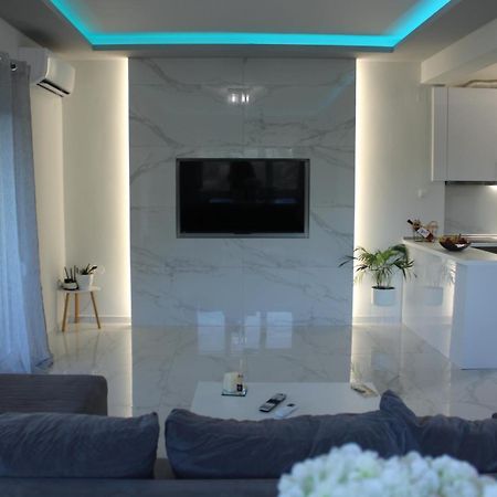Riviera Penthouse Apartment Palaiontsiflikion Bagian luar foto