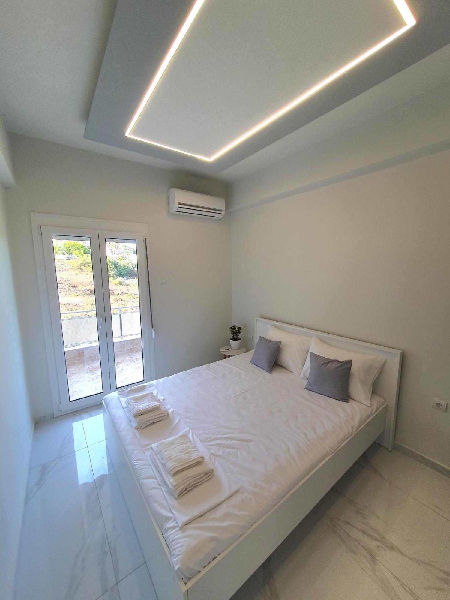 Riviera Penthouse Apartment Palaiontsiflikion Bagian luar foto