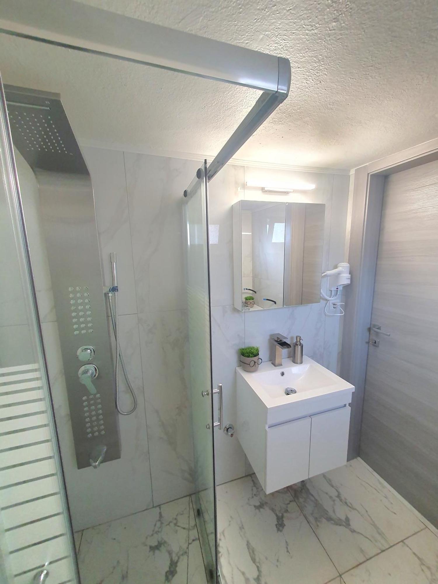 Riviera Penthouse Apartment Palaiontsiflikion Bagian luar foto